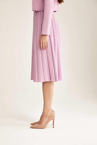 تنورة واسعة مزينة بالترتر