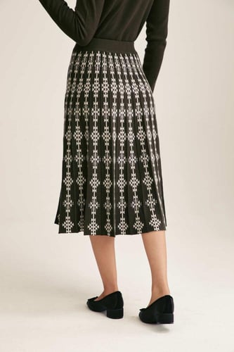 تنورة محبوكة بنقوش هندسية