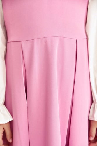 مريول مدرسي إبتدائي بياقة بكسرات وحزام من الخلف