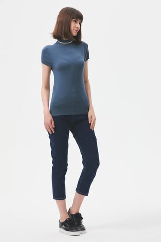 بلوزة بيسك بأكمام قصيرة