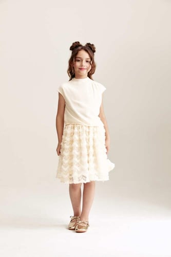 بلوزة بأكمام قصيرة