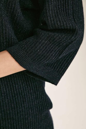 بلوزة محبوكة بأكتاف منسدلة