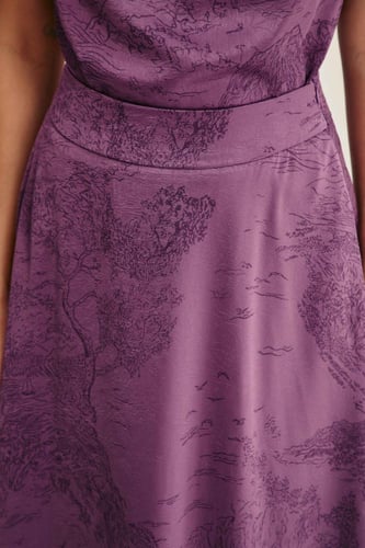 تنورة بقصة كلوش