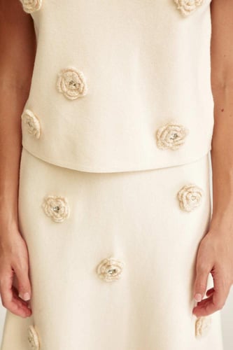 بلوزة محبوكة بورود بارزة