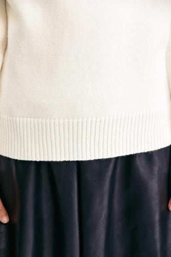 كنزة مزينة بفيونكات لامعة