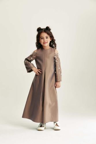 فستان بلا أكتاف مزين بالخرز