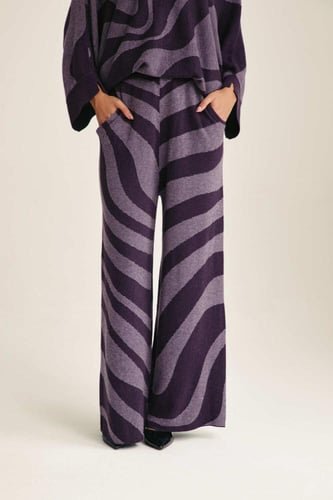 بنطلون واسع بنقوش مموجة