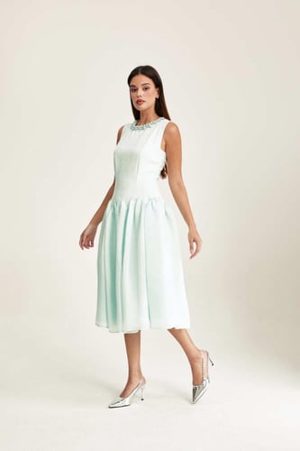 فستان بلا أكمام بياقة مزين باللؤلؤ