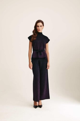 بلوزة بنقوش منقطة