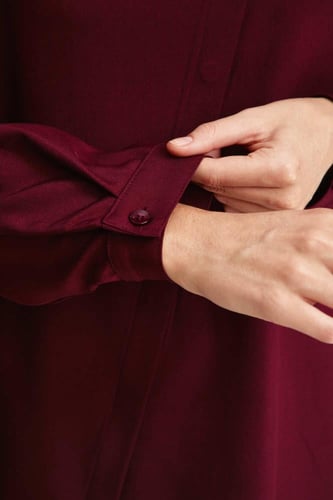 قميص سادة بقصة واسعة