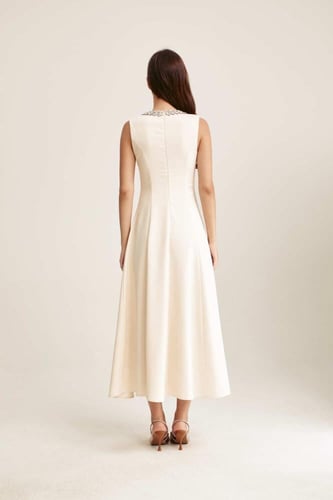 فستان بلا أكمام بياقة مزينة بالكريستال