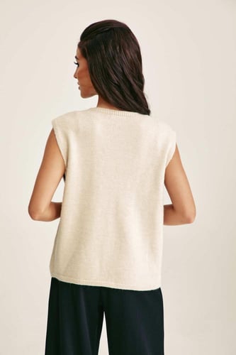 جاكيت بلا أكمام مُطرز بالورود