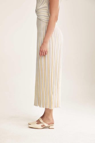 تنورة مقلمة بلمعة