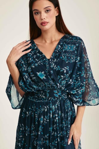 بلوزة موردة بياقة لف