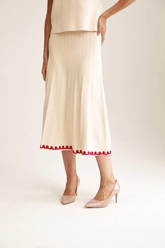 تنورة محبوكة مزينة بنقوش