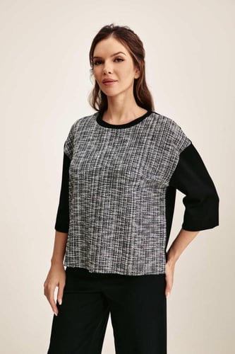 بلوزة بتفاصيل جلد