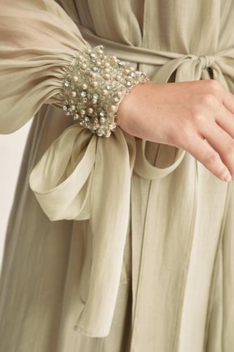 جاكيت بأكمام بأساور مزينة بالخرز