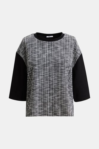 بلوزة بتفاصيل جلد