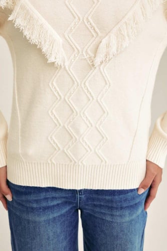 كنزة مزينة بالشراشيب