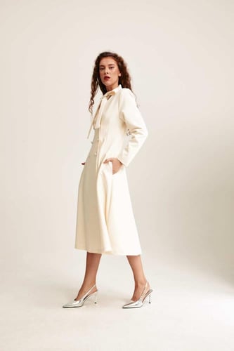 فستان بياقة بربطة وأزرار مزدوجة