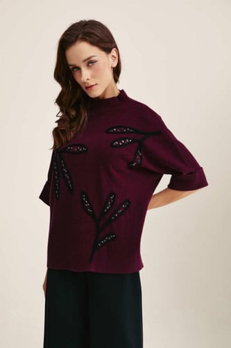 بلوزة مزينة بأحجار لامعة