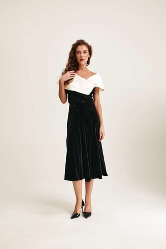 بلوزة مخمل بلا أكتاف