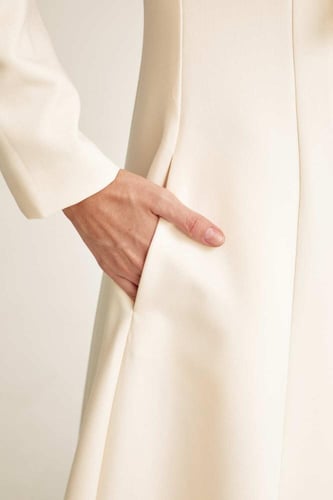 فستان بياقة بربطة وأزرار مزدوجة