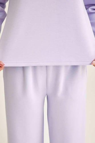 بلوزة بتفاصيل لامعة