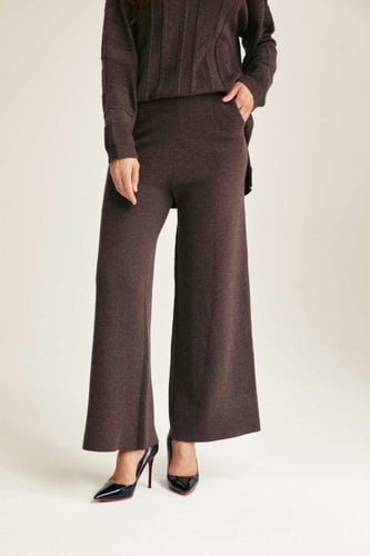 بنطلون محبوك بأرجل واسعة