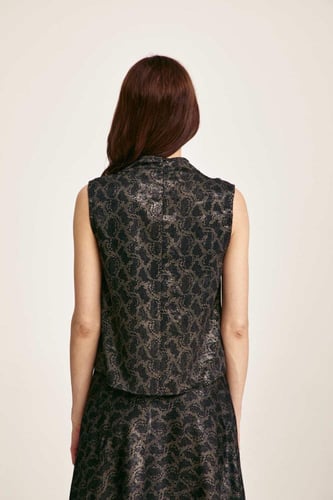 بلوزة بنقشة جلد الأفعى