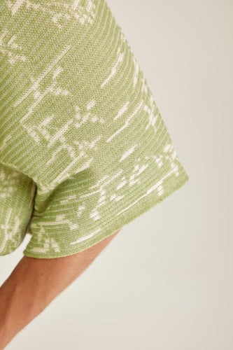 بلوزة محبوكة مزينة بنقوش