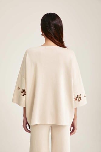 بلوزة واسعة مطرزة بالورود