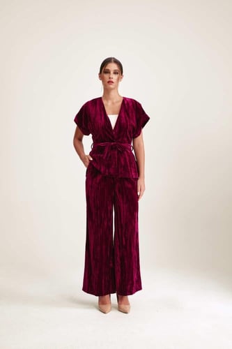 جاكيت مخمل بأكمام قصيرة