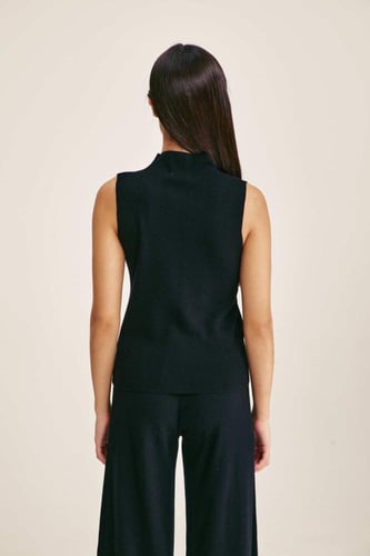 بلوزة محبوكة بلا أكمام