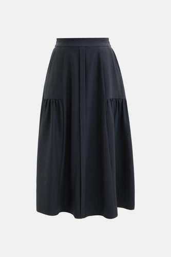 تنورة واسعة بطيات جانبية