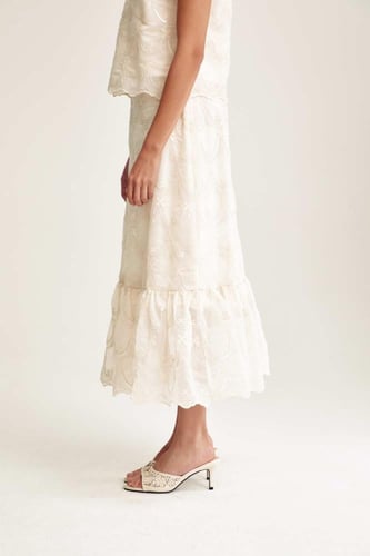 تنورة مطرزة بكشكش من أسفل