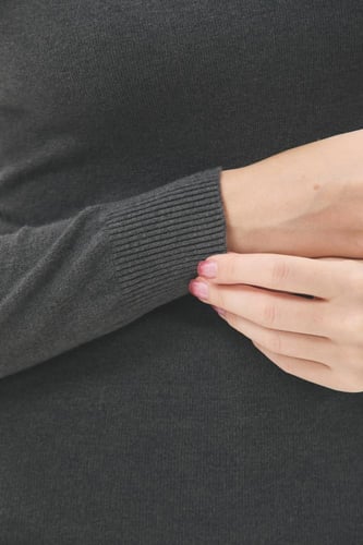 بلوزة بيسك بياقة عالية