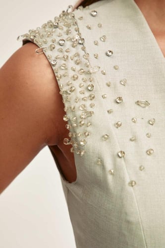 فستان بلا أكمام بحزام مرصع بالكريستال