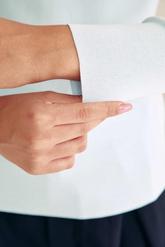 بلوزة مزينة بعقدة