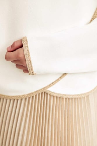 بلوزة بنمط لف وحواف ذهبية