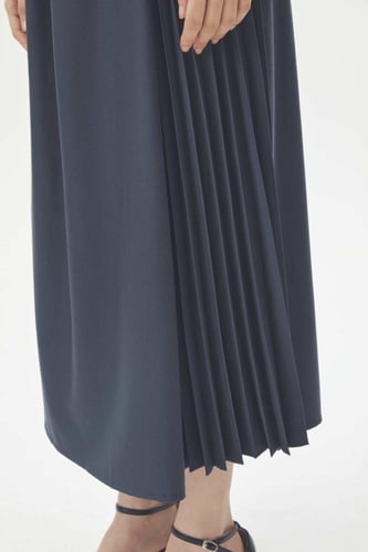 تنورة بحزام وكسرات جانبية