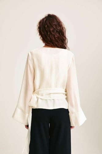 بلوزة بنمط لف