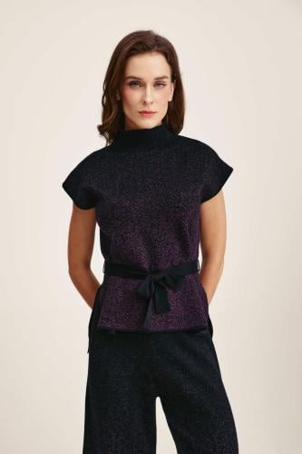 بلوزة بنقوش منقطة