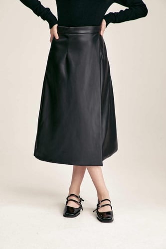 تنورة جلد بنمط لف