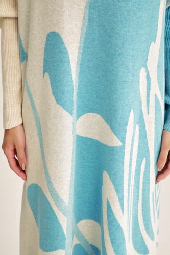 فستان واسع بنقوش موردة