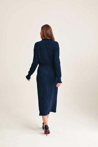 فستان لامع بياقة كشكش