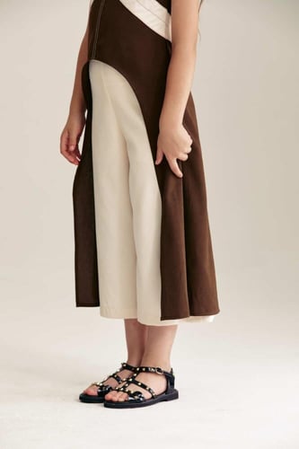 بنطلون ميدي بأرجل واسعة