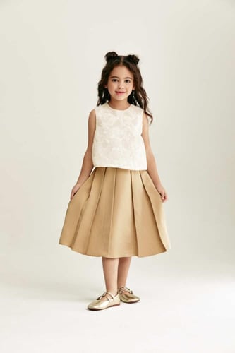 تنورة مزينة بكسرات