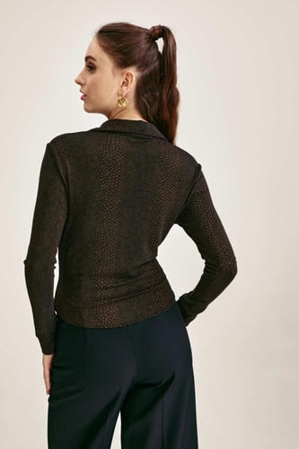 قميص بنقوش وتفاصيل مزمومة