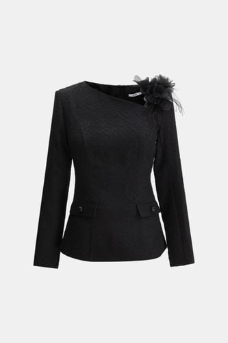 بلوزة مزينة بورود على الكتف